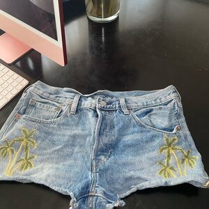 Levi’s Palm Tree Embroidered Women's Shorts